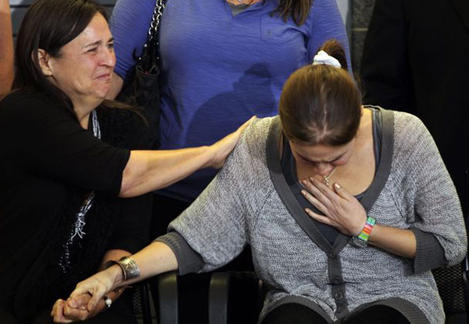 knox home: Amanda Knox in an emotional moment with her monther, Edda Mellas