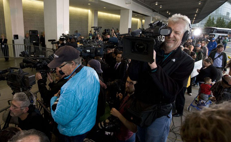 knox home: Amanda Knox heads to her press conference at Seattle airport