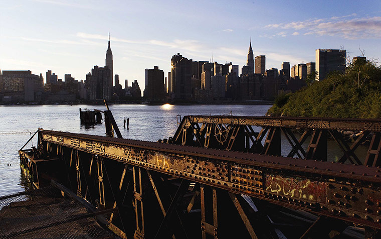 24 hours: New York City, USA: The sun sets behind Manhattan  