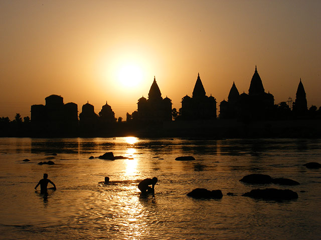 In Pictures: Gold: River Betwa in Orchha, India