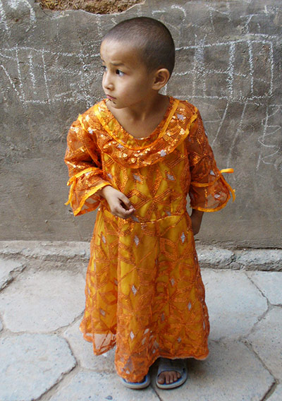 In Pictures: Gold: little girl in the old town in Kashgar, China
