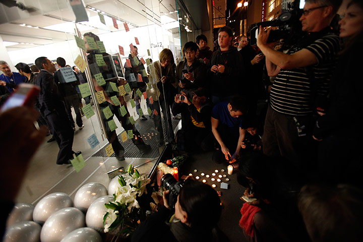 Steve Jobs Apple shrines: San Francisco, California: Mourners gather around an impromptu shrine