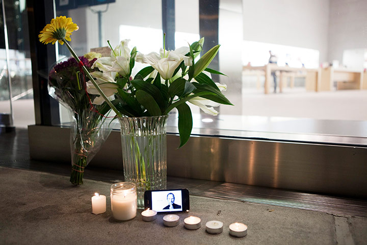 Steve Jobs Apple shrines: New York: A bouquet of flowers, candles, and iPhone form impromptu shrine