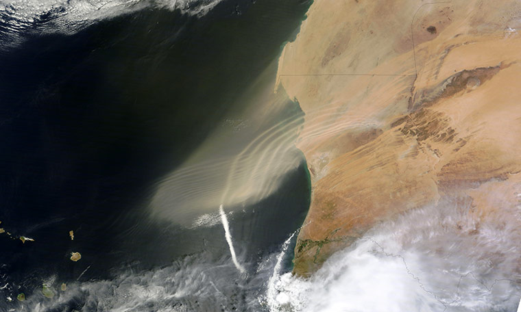 Satellite Eye on Earth: Dust plumes blew off the west coast of Africa and over the Atlantic Ocean