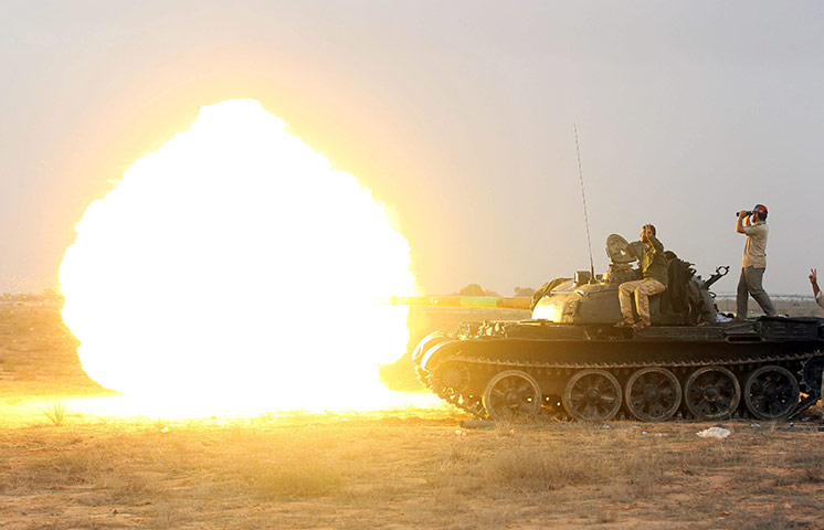 sirte: Rebels fighters fire shells from a tank 