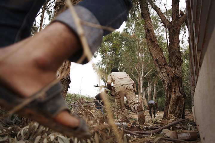 sirte: Rebel fighters run for cover