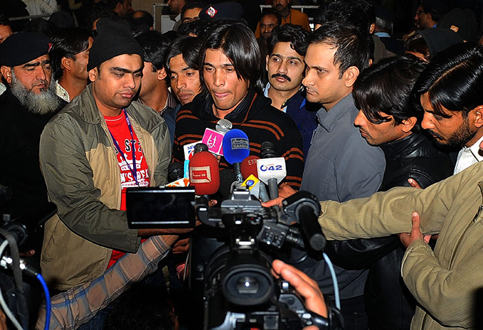 cricket: Pakistani cricketer Mohammad Aamer (C) t