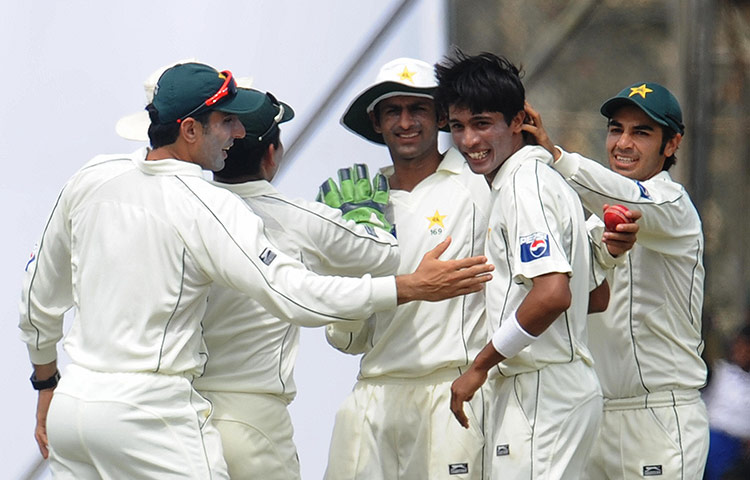 cricket4: Pakistani cricketer Mohammad Aamer (2R )