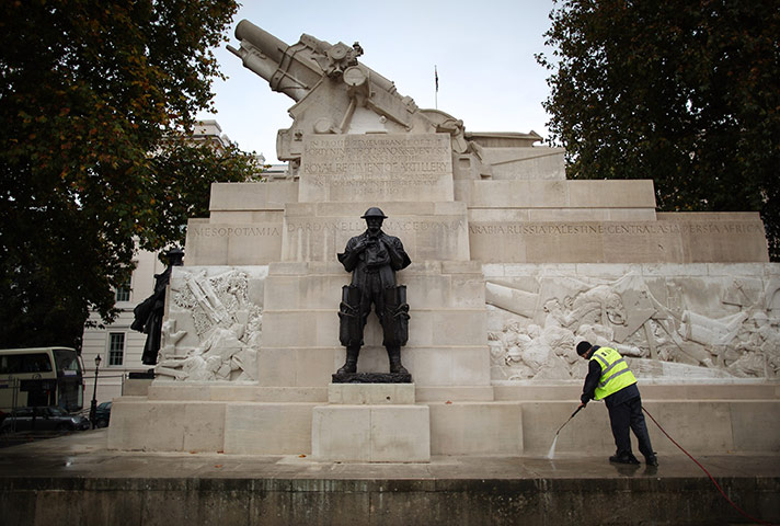 Armistice day: Stonemason cleans the Royal Artillery Memorial at Hyde Park Corner