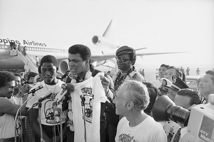 Thrilla in Manila: Joe Frazier's son Marvis gives Ali a Smokin' Joe Frazier T-shirt
