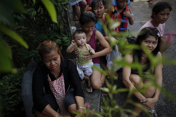 24 Hours: Residents wait for aid at their flooded slum in Bangkok's suburbs