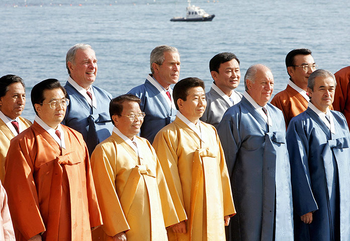 APEC Summit: 19 November 2005: Roh Moo-Hyun with APEC leaders in Busan, South Korea