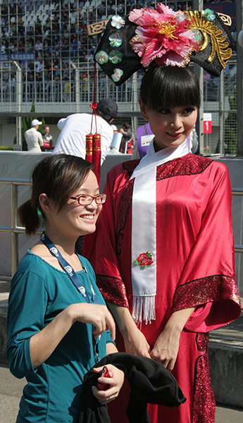 ILMC : A grid girl in Zhuhai poses for pictures with a fan