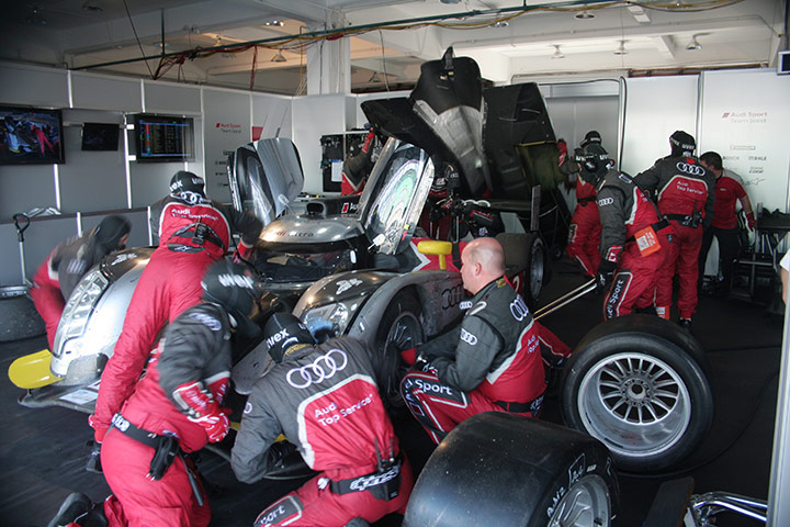 ILMC : Alan McNish's midway through its rear bodywork replacement