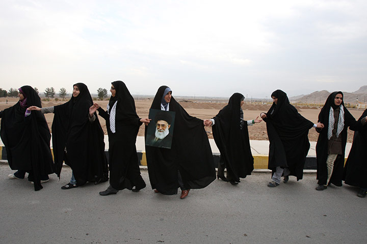 24 hours in pictures: Iranian students form a human chain around the Isfahan uranium plant