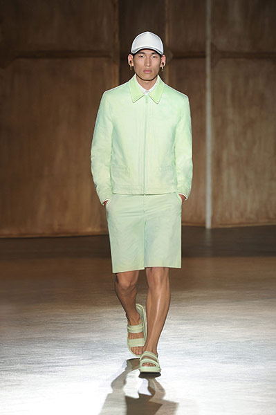 Skateboarding Fashion: main in green shorts suit