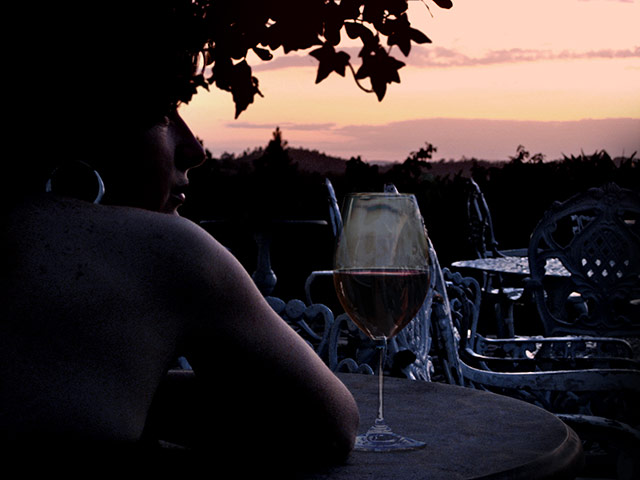 Campo shortlist: Girl next to a glass of rose at sunset Sergio Abendivar