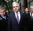 Julian Assange arriva