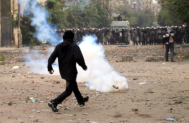 Tahrir square: Egyptian youths face security forces during clashes