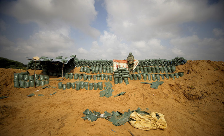 24 hours in pictures: A soldier mans a frontline position, Mogadishu