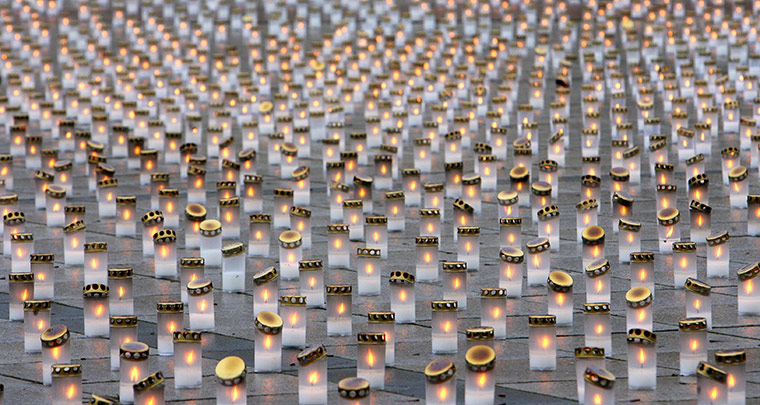 24 hours in pictures: Vilnius, Lithuania: 15,377 candles are lit in Cathedral Square 