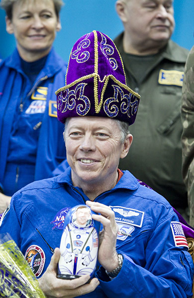 Soyuz landing Kazakhstan : US astronaut Mike Fossum holding a matryoshka doll