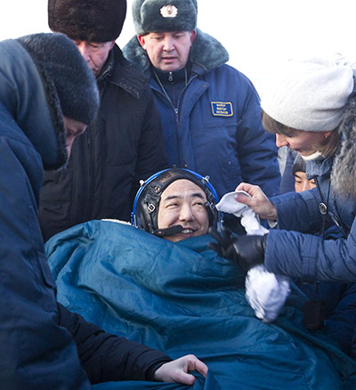 Soyuz landing Kazakhstan : Satoshi Furukawa is attended to by medical staff