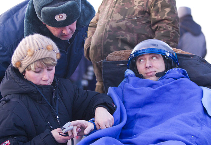 Soyuz landing Kazakhstan : Russia's space agency ground personnel help Russian cosmonaut Sergei Volkov