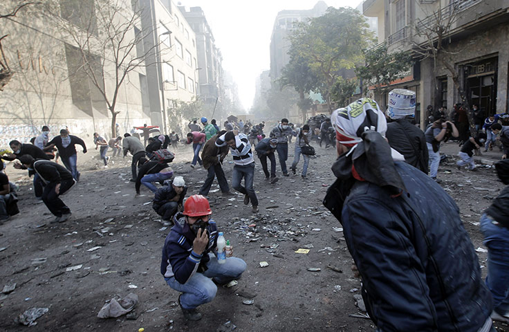 Egypt protests day 5: Protesters run for cover as they clash with riot police