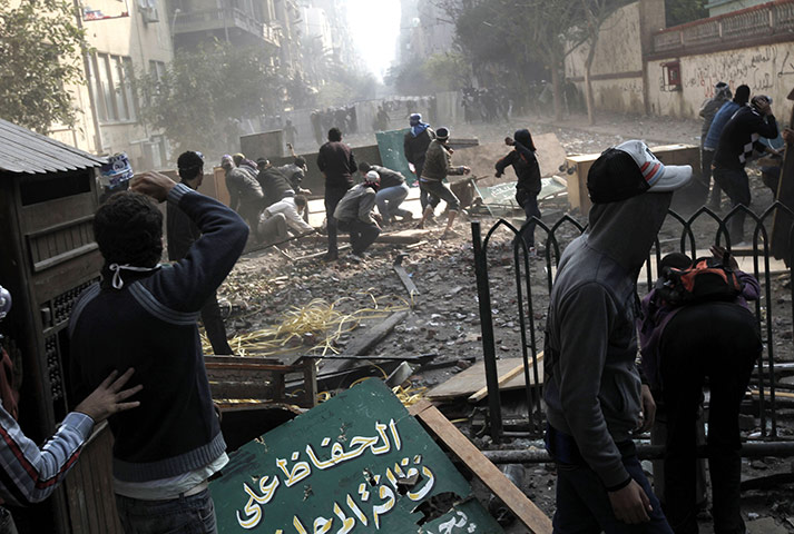 Egypt protests day 5: Egyptian protesters clashes with riot police along a road 