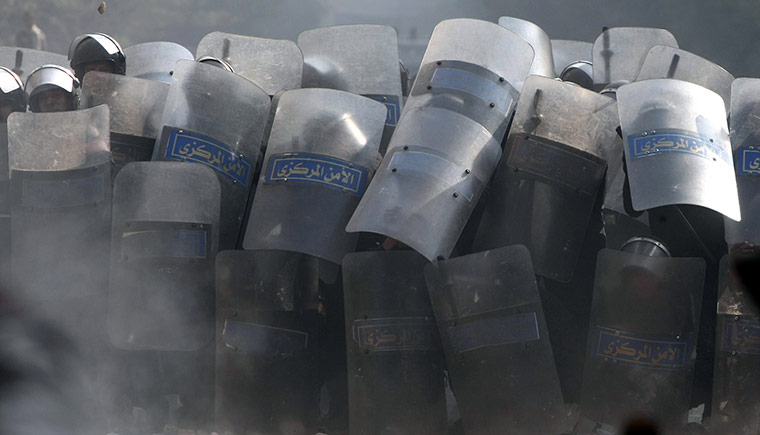 24 hours in pictures: Riot police in Cairo