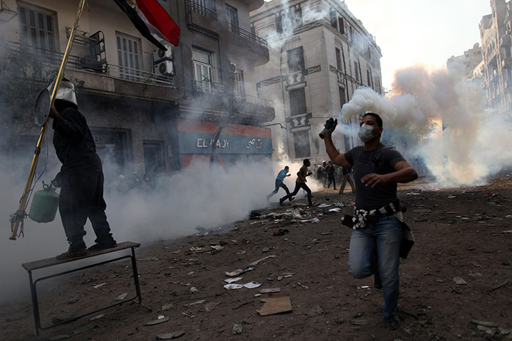 Egypt protests day 5: Egyptian protesters clash with riot police 