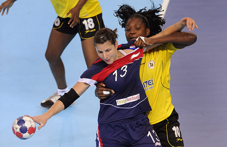 Handball: Yvonne Leuthold gets fouled by Isabel Sambovo Fernandes