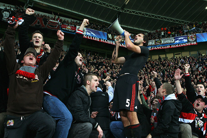Wed Champions League: Manuel Friedrich sings with the Bayer Leverkusen fans