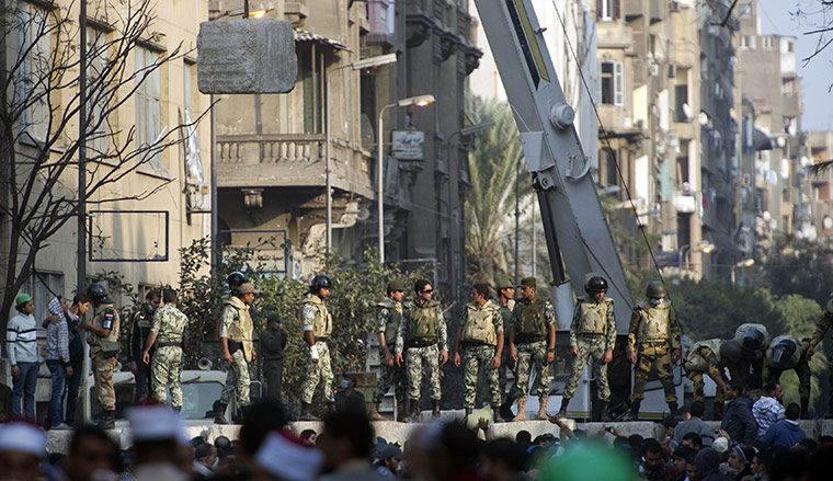Egypt protests day 6: Military personnel erect a barrier to separate police and protesters