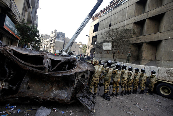 Egypt protests day 6: Egyptian Army soldiers use concrete blocks to close the street 