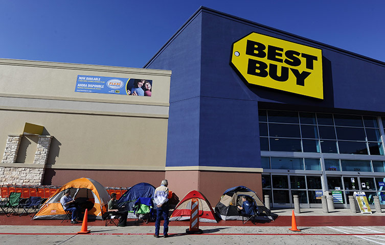 Week in Business: People sit outside the Best Buy store in Mesquite waiting for Black Friday