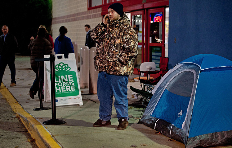 black friday: A man camps out on the pavement of the Fair Lakes Best Buy store in Fairfax