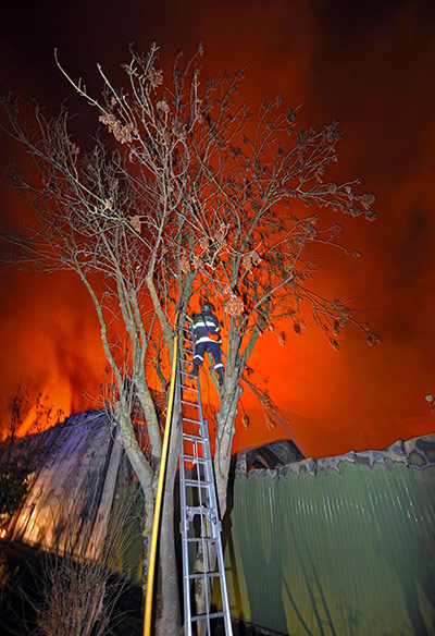 24 hours: french fireman try to extinguish a fire at a paper factory