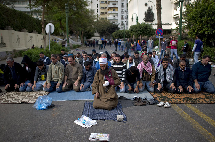 Tahrir Square: A wounded Muslim cleric leads prayers