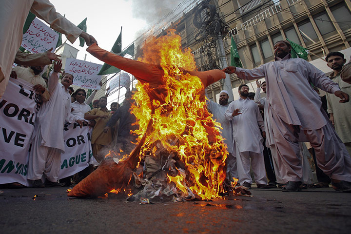 Pakistan NATO raids: Protesters  burn an effigy representing the US