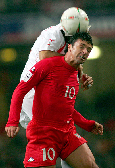 Gary Speed career: Gary Speed of Wales competes with Kaluzny of Poland
