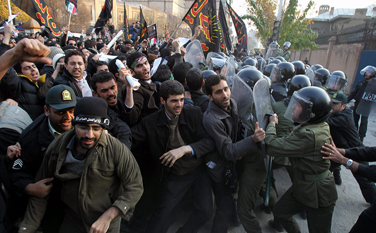 Tehran embassy: Hundreds of Iranian student clash with Iranian riot-police