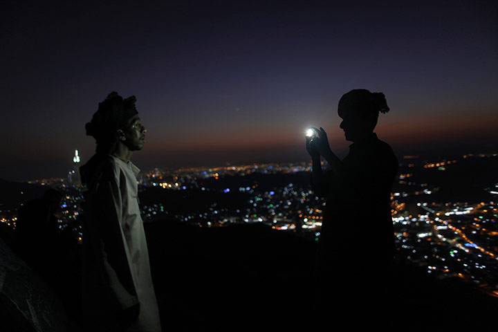 Hajj: pilgrim takes a photo