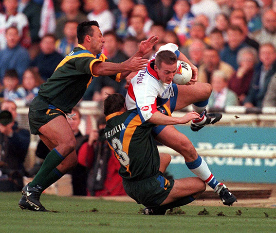 Great Britain v Australia: Australia's Laurie Daley & Ettingshausen grab Great Britain's Paul Newlove