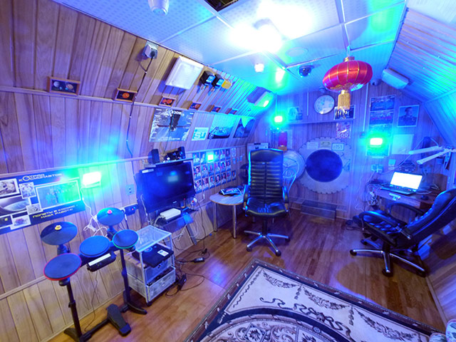 Mars500: 25 October 2011: Blue lights help the crew prepare their eyes