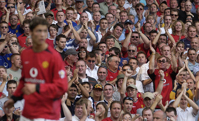 Fergie's 25 years: Fans applaud as Cristiano Ronaldo takes a corner on his debut for United