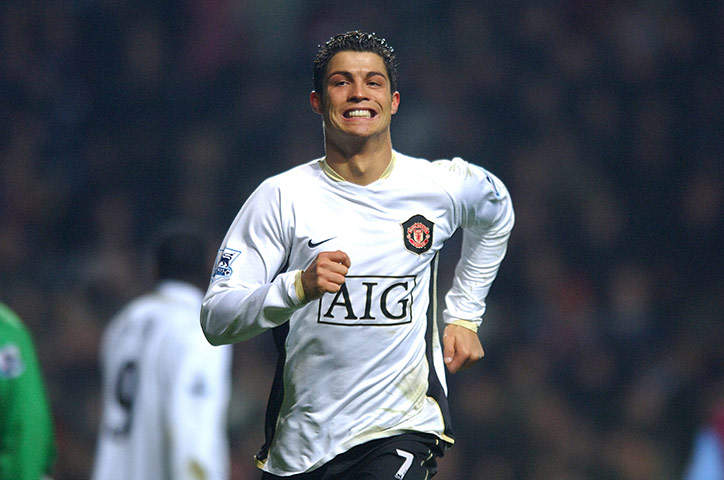 Cristiano Ronaldo kunne trekke på smilebåndet etter å ha scoret Manchester Uniteds 2000. mål under Ferguson, og for å beholde førsteplassen i ligaen til jul. Foto: Martin Rickett