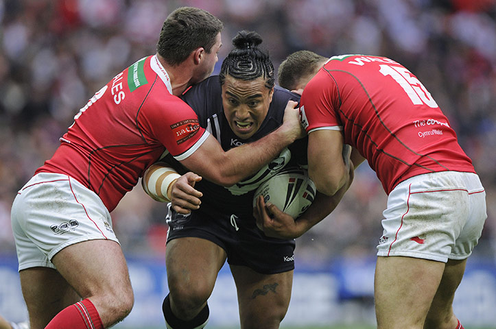 Gillette Four Nations: Fuifui Moimoi takes the ball into tackles from Jordan James & Andy Bracek