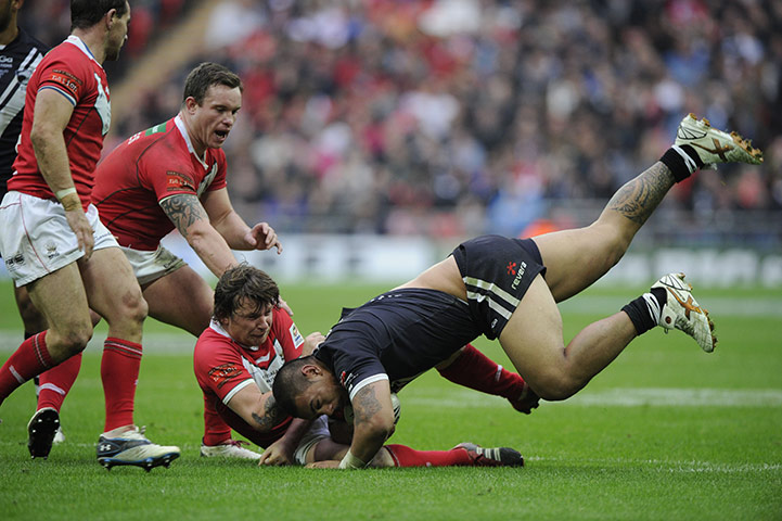 Gillette Four Nations: Sika Manu is tackled by Lee Briers